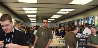 Guy Fakes Being Apple Store Employee, Hilariously Trolls Customers