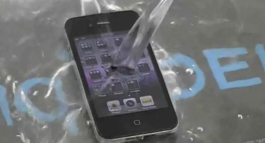 Удаление воды айфон. Защита телефона от воды. Iphone 13 защита от воды. Айфон 14 защита от воды. Старый грязный смартфон.