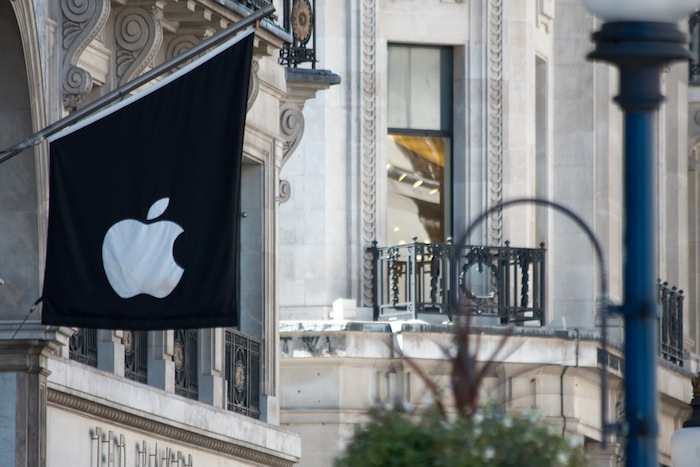 Apple Employees Sue For Lost Wages At Bag Search