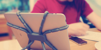 Keep Your iPad Propped Up With This Spider-Shaped Stand
