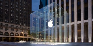Fifth Avenue Apple Store Has One Of Its Massive Glass Panels Shattered