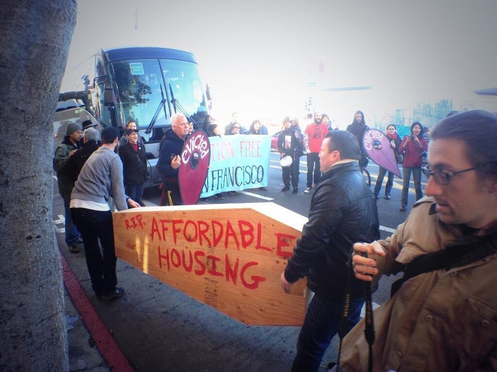 Apple Employee Bus Stopped By Angry Protesters In San Francisco