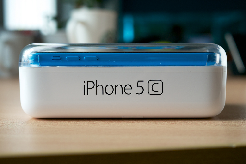 Apple Brings In-Store Screen Replacement Service To iPhone 5C