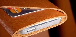 Mujjo’s Slim Fit iPhone Wallet Keeps Your Pants Bulge-Free