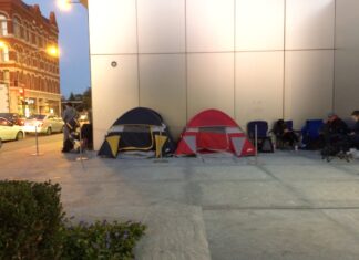 iPhone Lines Start Early At Chicago’s Lincoln Park Apple Store (Photos)